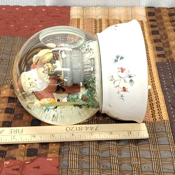 Pfaltzgraff Winterberry Santa Musical Snow Globe Play I'll Be Home For Christmas - Picture 11 of 12